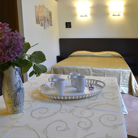 Gemelli Holidays -2 Easy Lofts, Groundfloor With Courtyard, Mezzanine Bedroom, Baby & Pet Friendly, Near Monte Mario Station Connecting To Center In 20 Minutes, 2 Steps From Bus, Groceries, Restaurants, Park, Cycle Path - Warm Guest Care In 4 Languag Eksteriør bilde