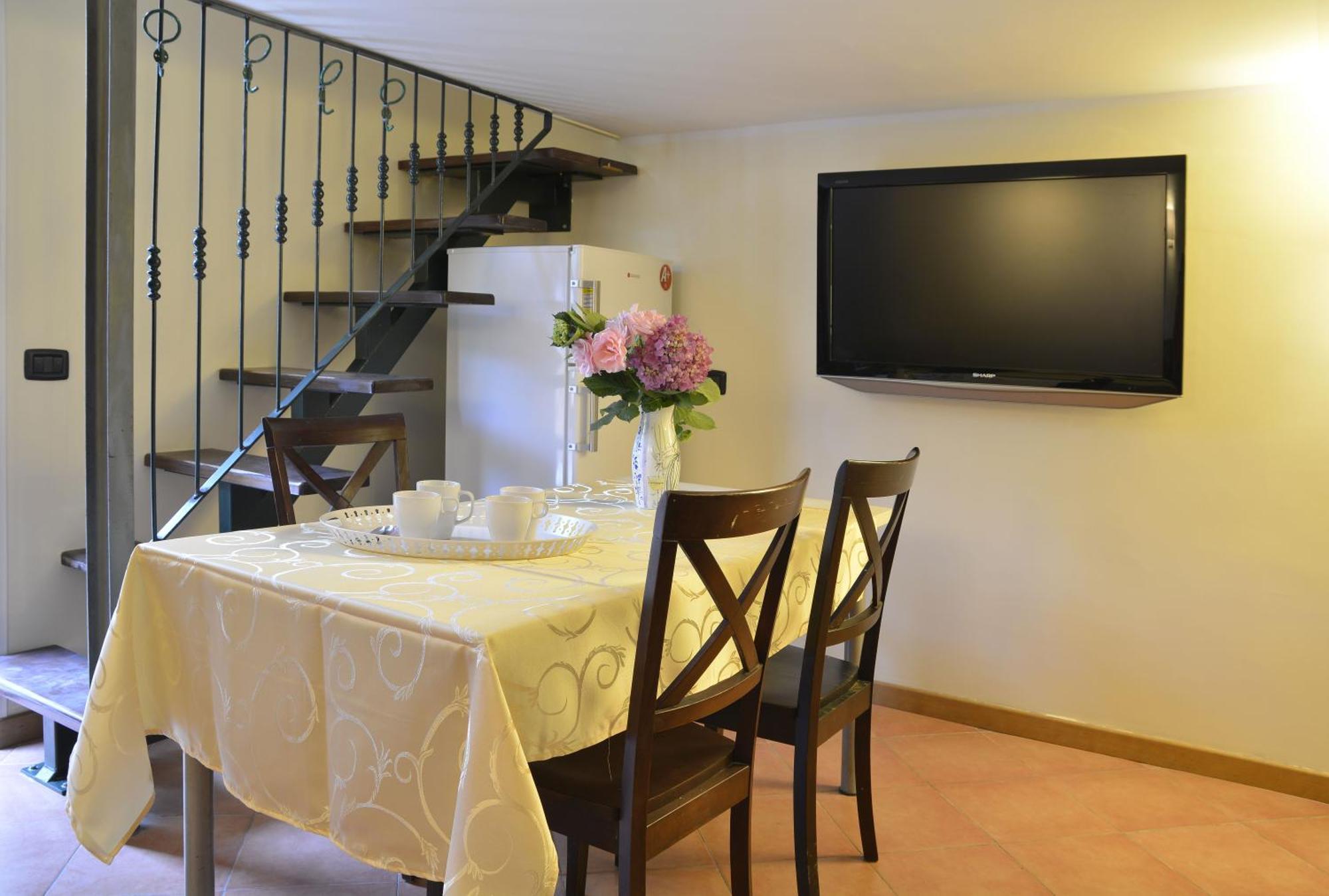 Gemelli Holidays -2 Easy Lofts, Groundfloor With Courtyard, Mezzanine Bedroom, Baby & Pet Friendly, Near Monte Mario Station Connecting To Center In 20 Minutes, 2 Steps From Bus, Groceries, Restaurants, Park, Cycle Path - Warm Guest Care In 4 Languag Eksteriør bilde